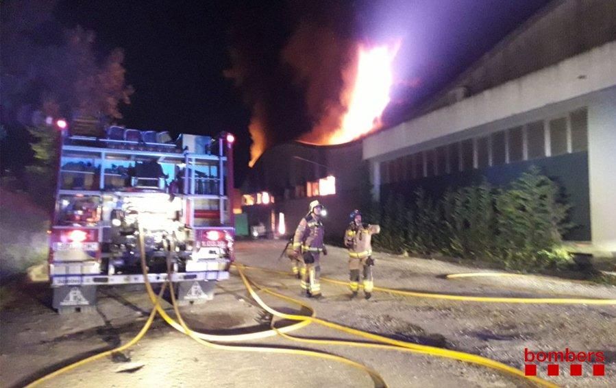 S'incendia una nau de la fàbrica tèxtil Fibresa d'