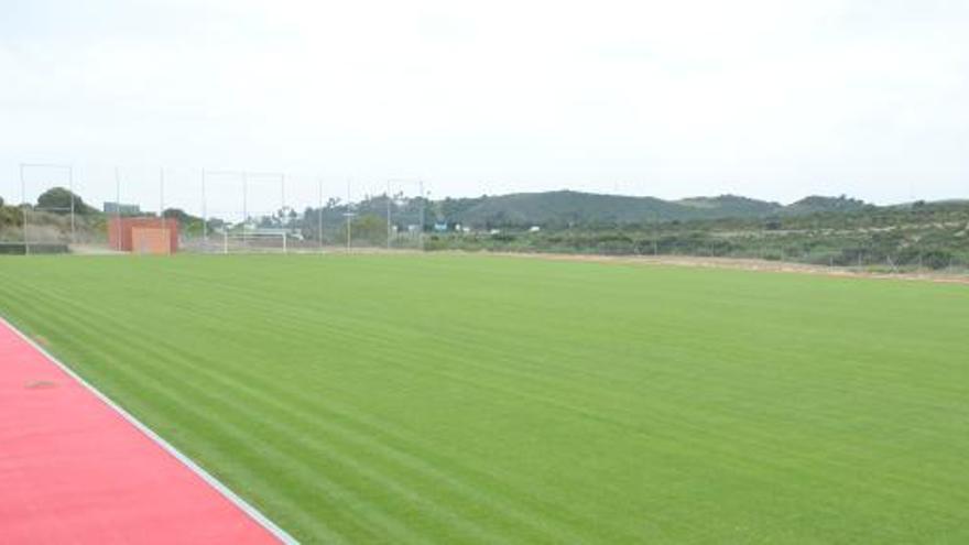 A este espacio deportivo se suma un edificio de 248 metros, que alberga dos vestuarios para equipos, uno para árbitros una enfermería, tres aseos públicos, una sala de máquinas y almacén.