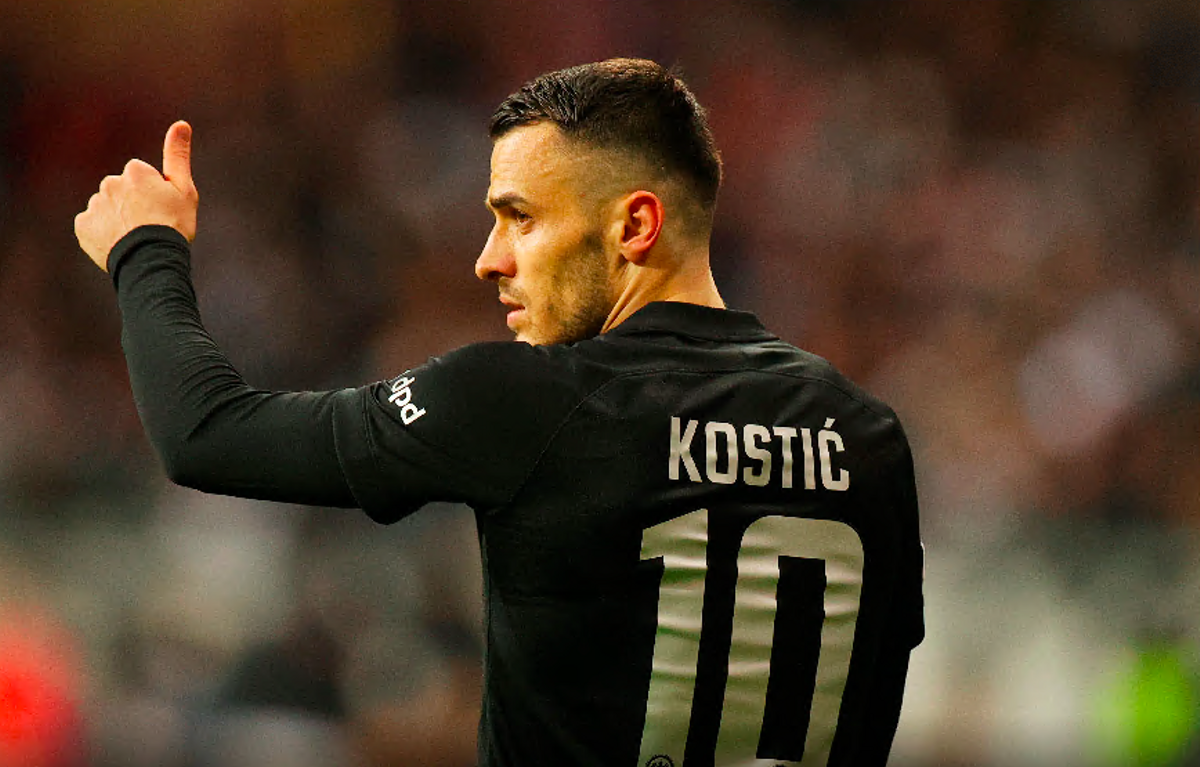 Kostic aprueba una jugada durante el Eintracht-Betis en Frankfurt.