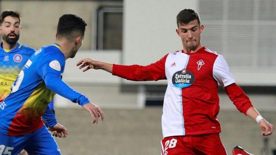 Carlos Domínguez durante un lance del partido de ayer.