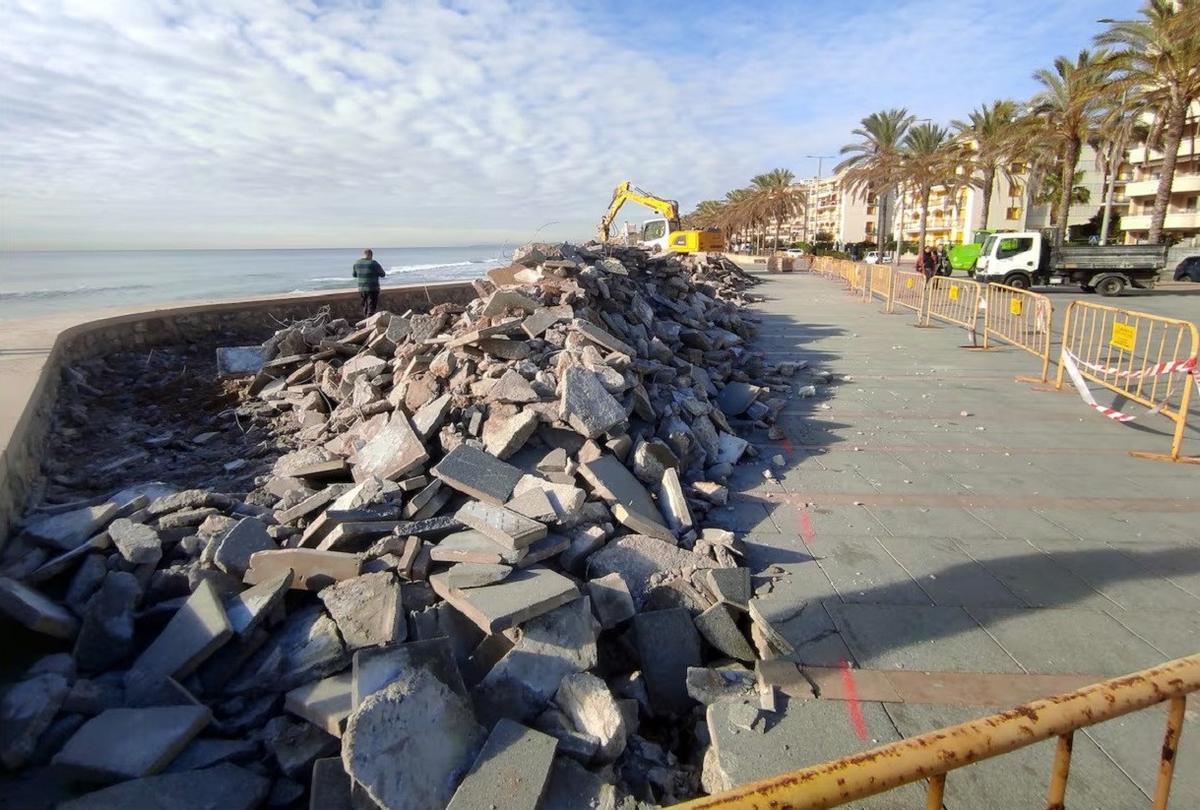 Retirada de pavimento artificial en Calafell