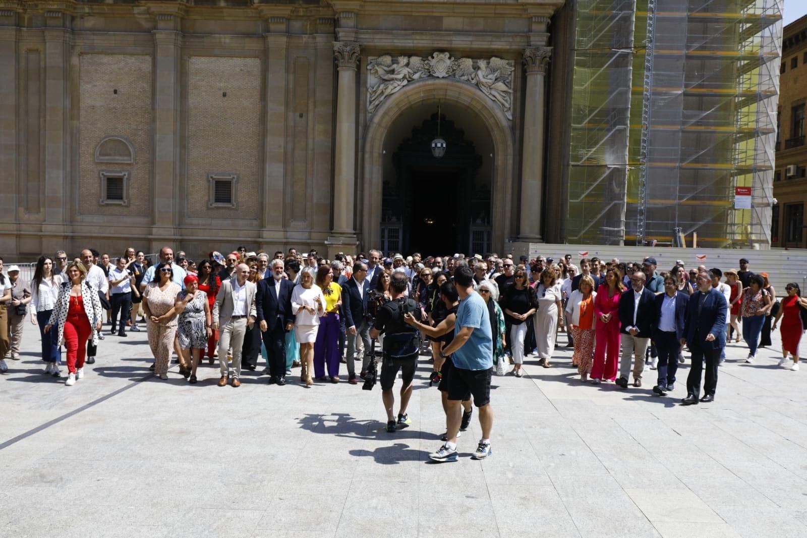 En imágenes | Expectación en la plaza del Pilar de Zaragoza por el rodaje del 'remake' de 'Salida de misa de doce'