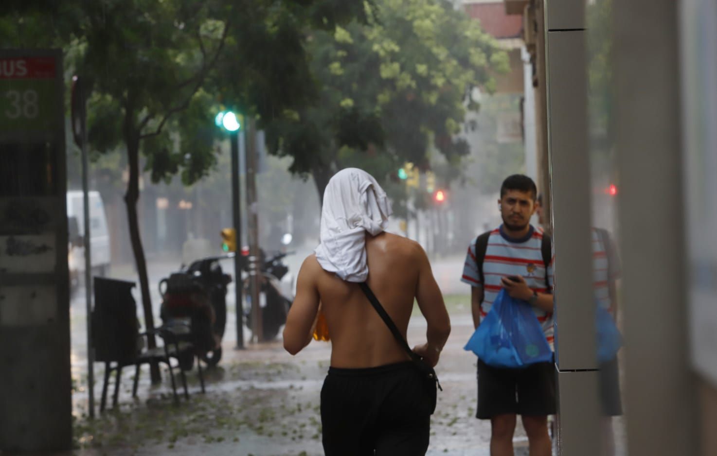 EN IMÁGENES | Intensa lluvia y granizada en Zaragoza