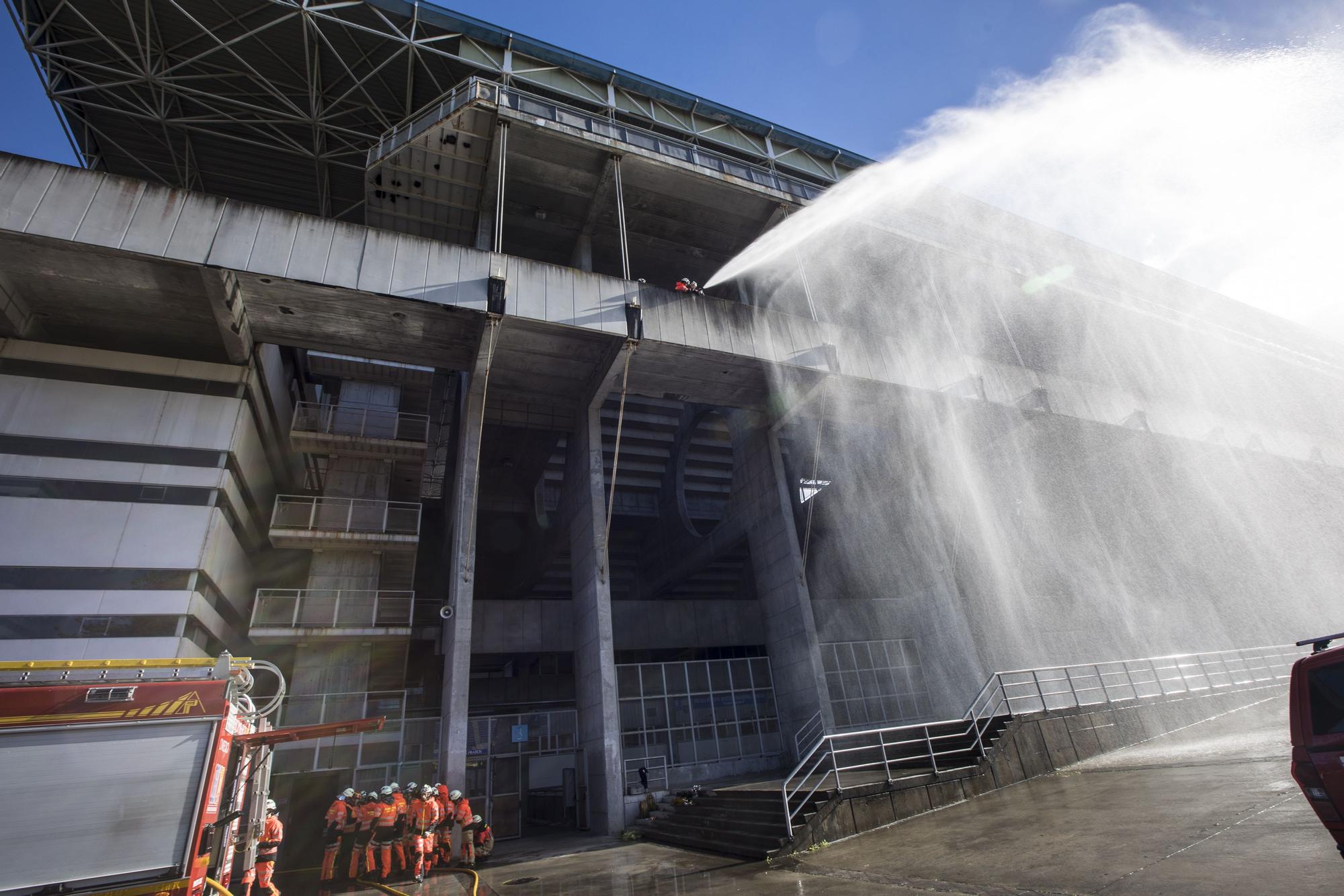 Así fue la espectacular práctica de los bomberos de Oviedo en el Tartiere