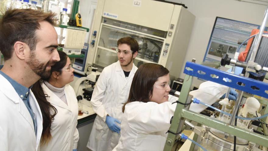 Dorado i Benzal, a primera línia, amb els estudiants Ana María Cano i Ramon Miquel al laboratori de la UPC.