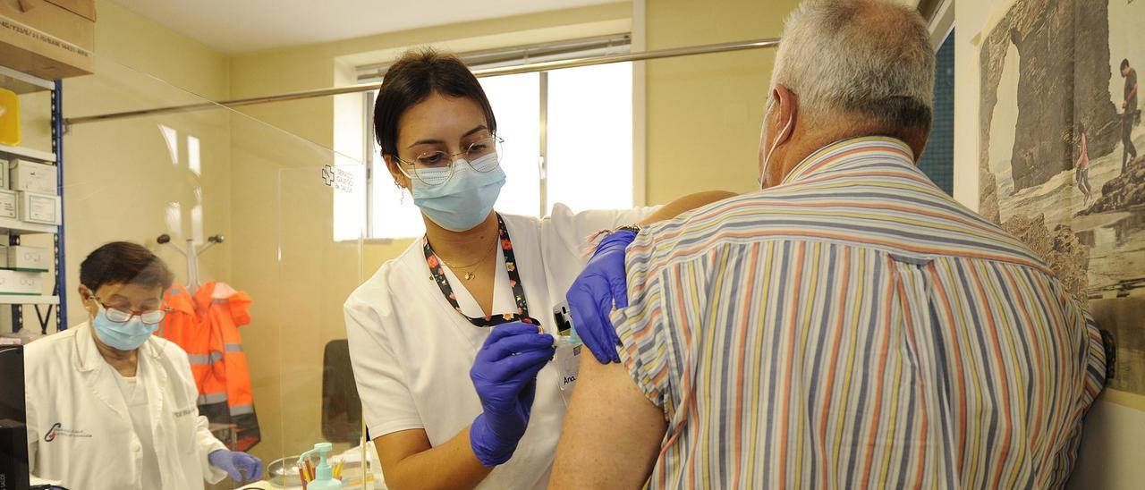 Una sanitaria vacuna a un paciente en Lalín