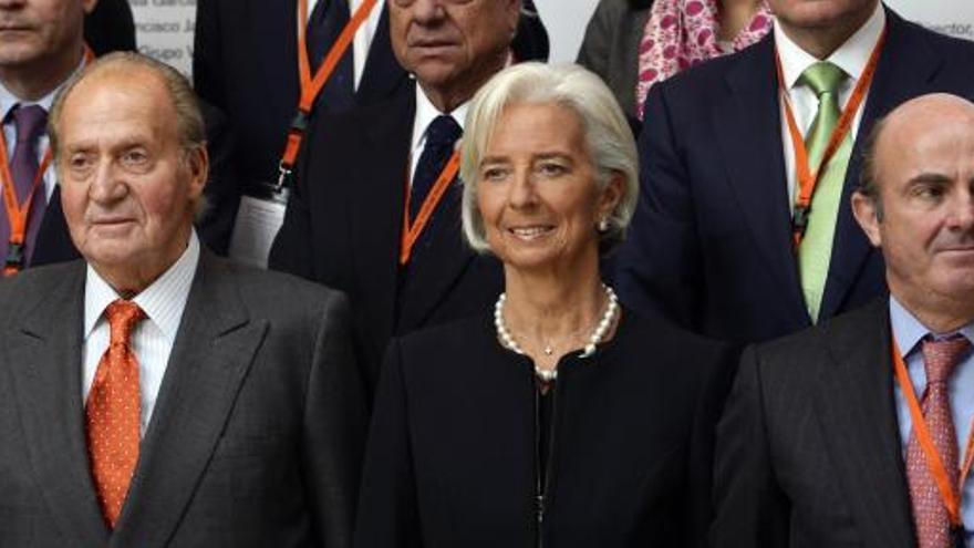 Christine Lagarde entre el Rey y De Guindos.