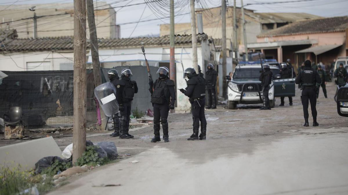 Agentes de la Guardia Civil, durante la redada en Son Banya el pasado 31 de marzo.