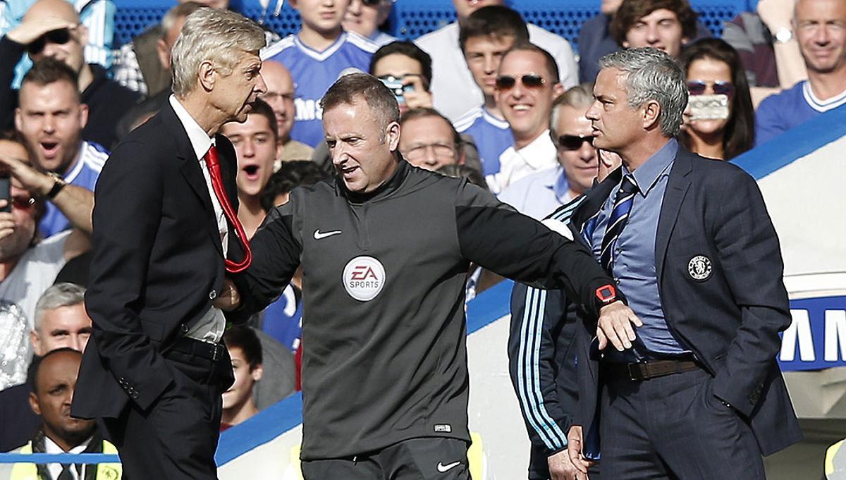 El tècnic de l’Arsenal aparta amb duresa el del Chelsea, durant el partit que ha enfrontat els dos equips.