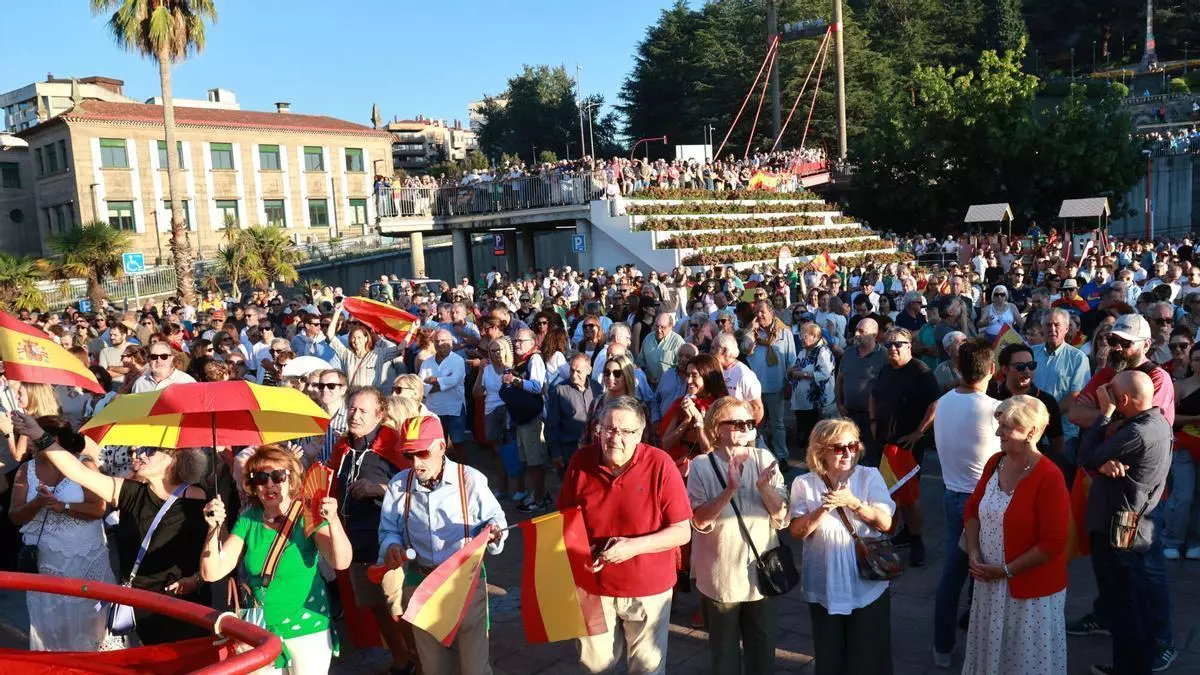 Vigo muestra su apoyo a Ceuta con una concentración multitudinaria en la Praza do Rei