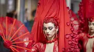 El multitudinario Carnaval de Torrevieja gana la calle contra viento y marea