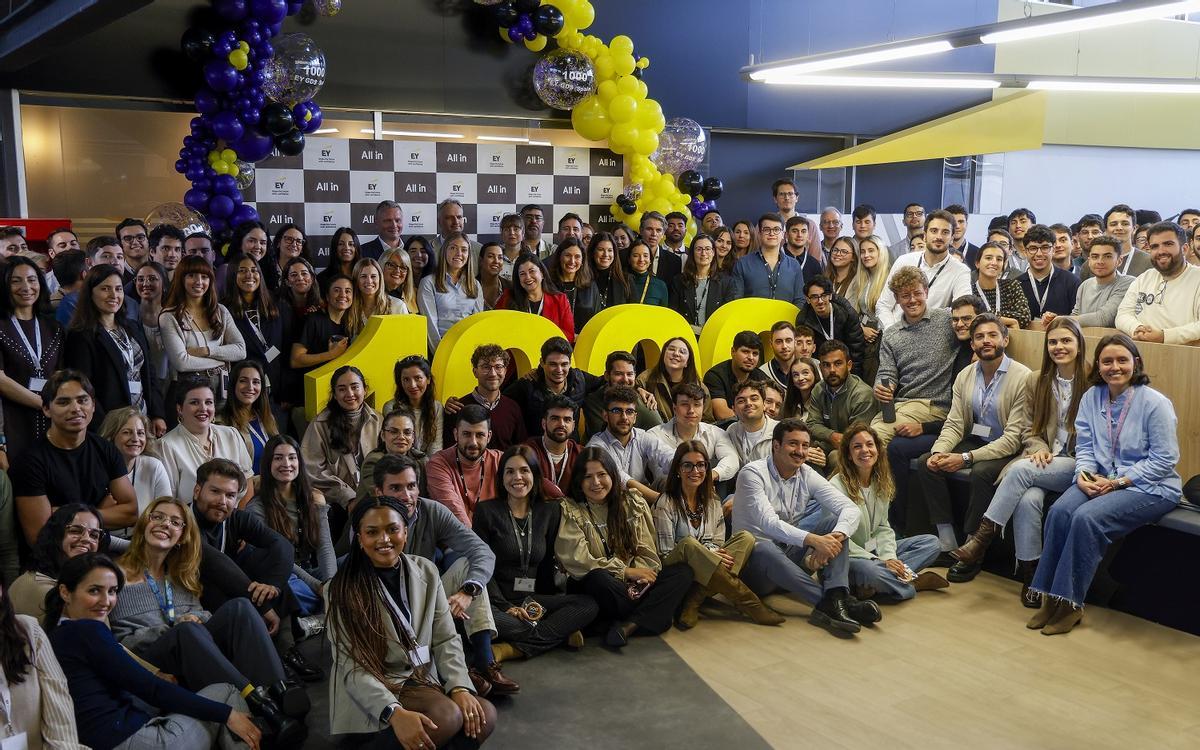 Parte del equipo de EY Global Delivery Services (EY GDS) que trabaja en el centro del Parque Tecnológico de Andalucía (PTA) de Málaga.