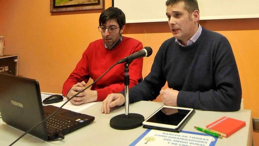 Daniel Herrera Arenas y David Olay Varillas, ayer, durante su conferencia en Campomanes.