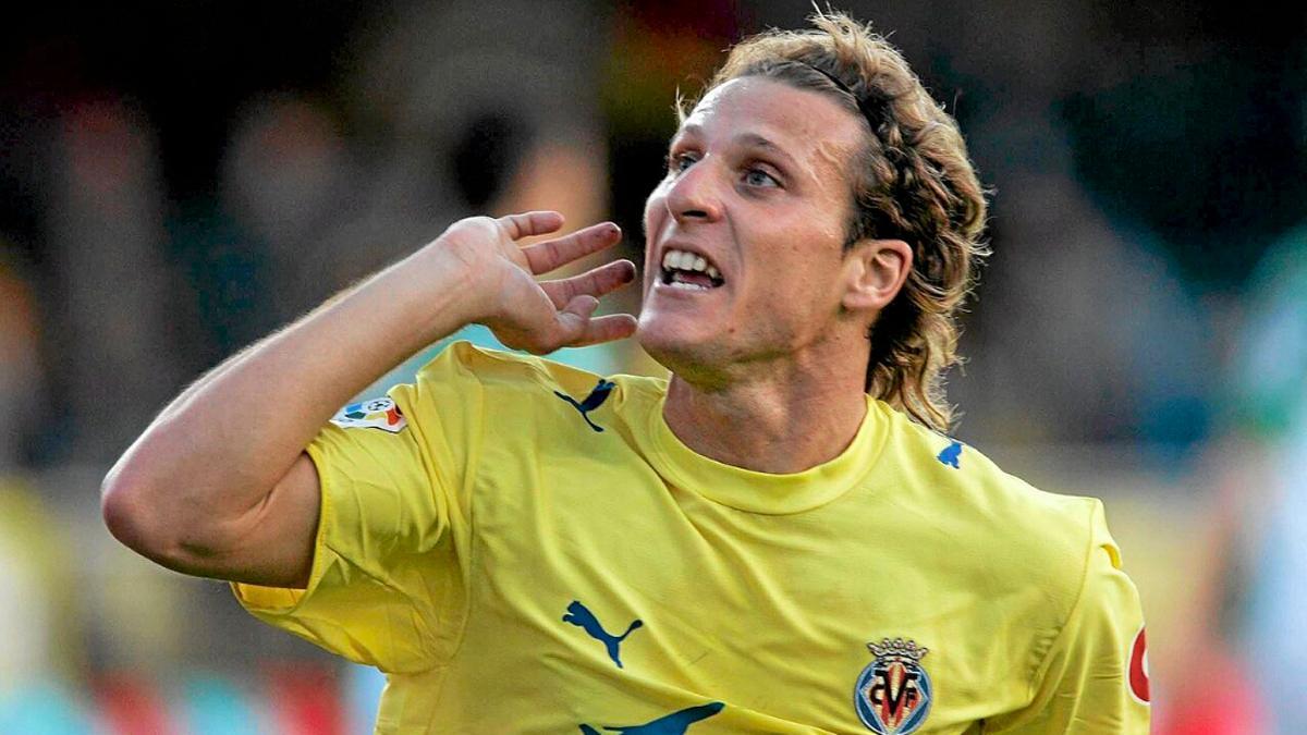 Diego Forlán, celebrando un gol con el Villarreal