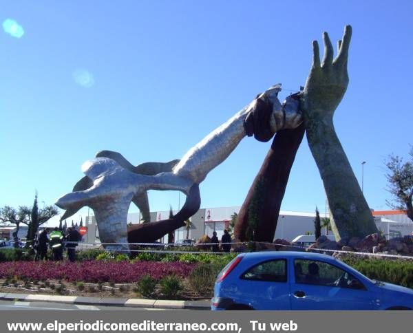 Galería de fotos: Cae la estatua de Ripolles