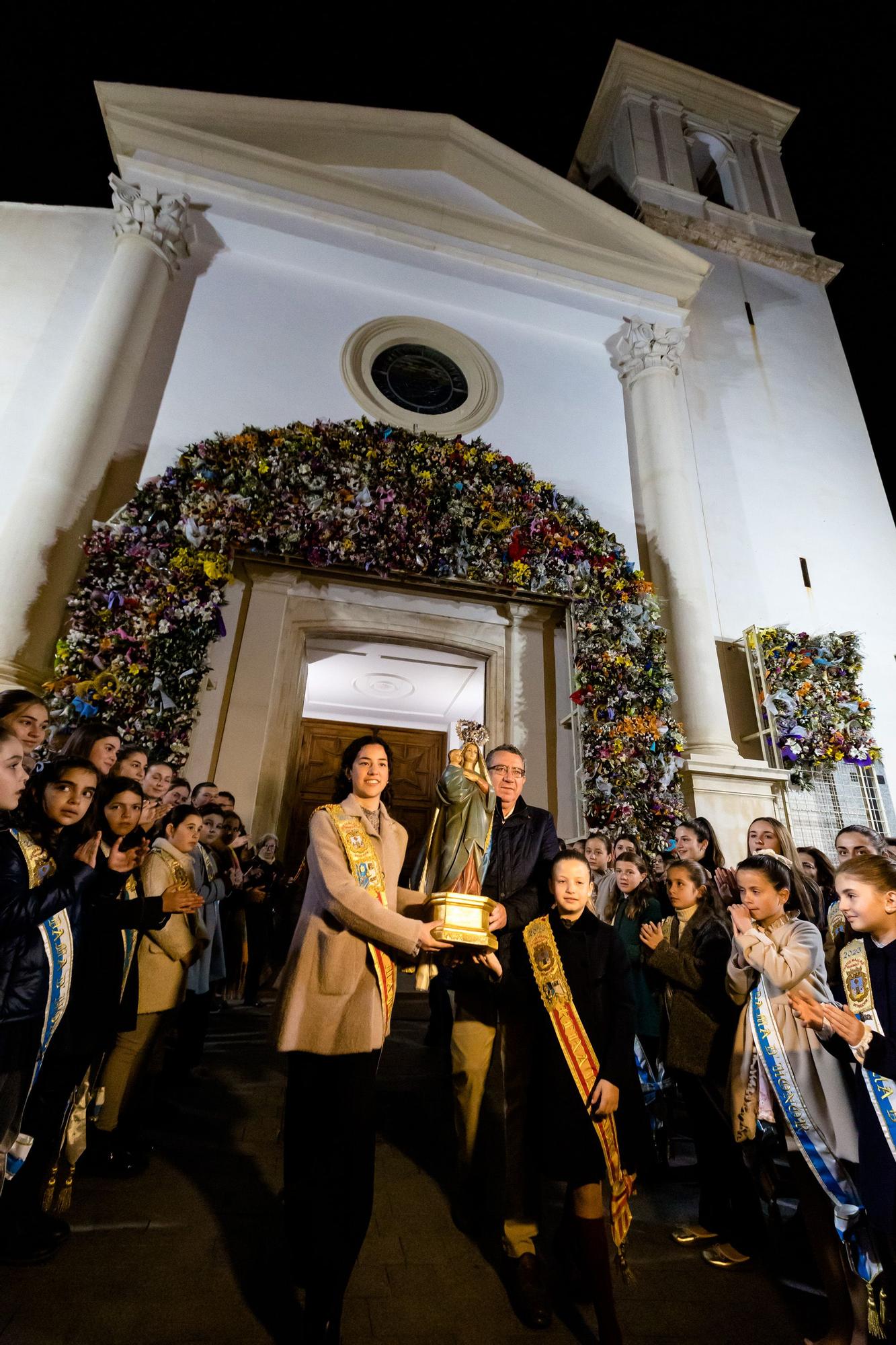 Devoción en Benidorm en la procesión de L'Alba