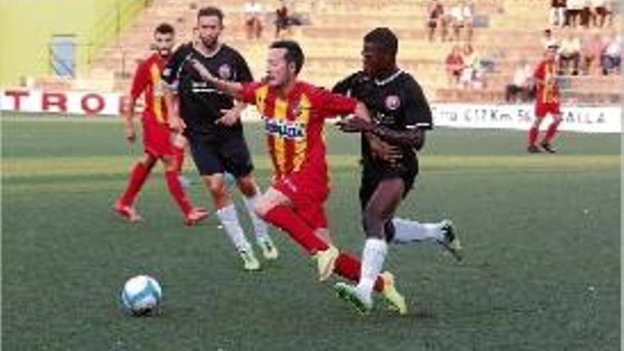 Sana, pressionant un jugador del Manlleu, en el partit d&#039;ahir.