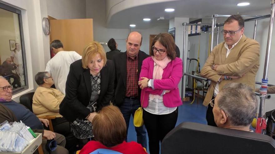 La consejera Tomás visitó ayer la residencia Mariano Marín.