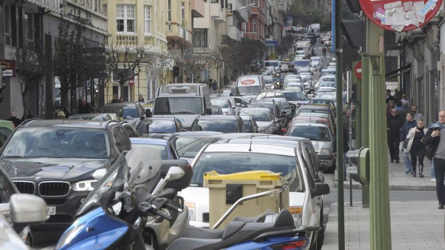 Tráfico en el centro de A Coruña. |  // VÍCTOR ECHAVE