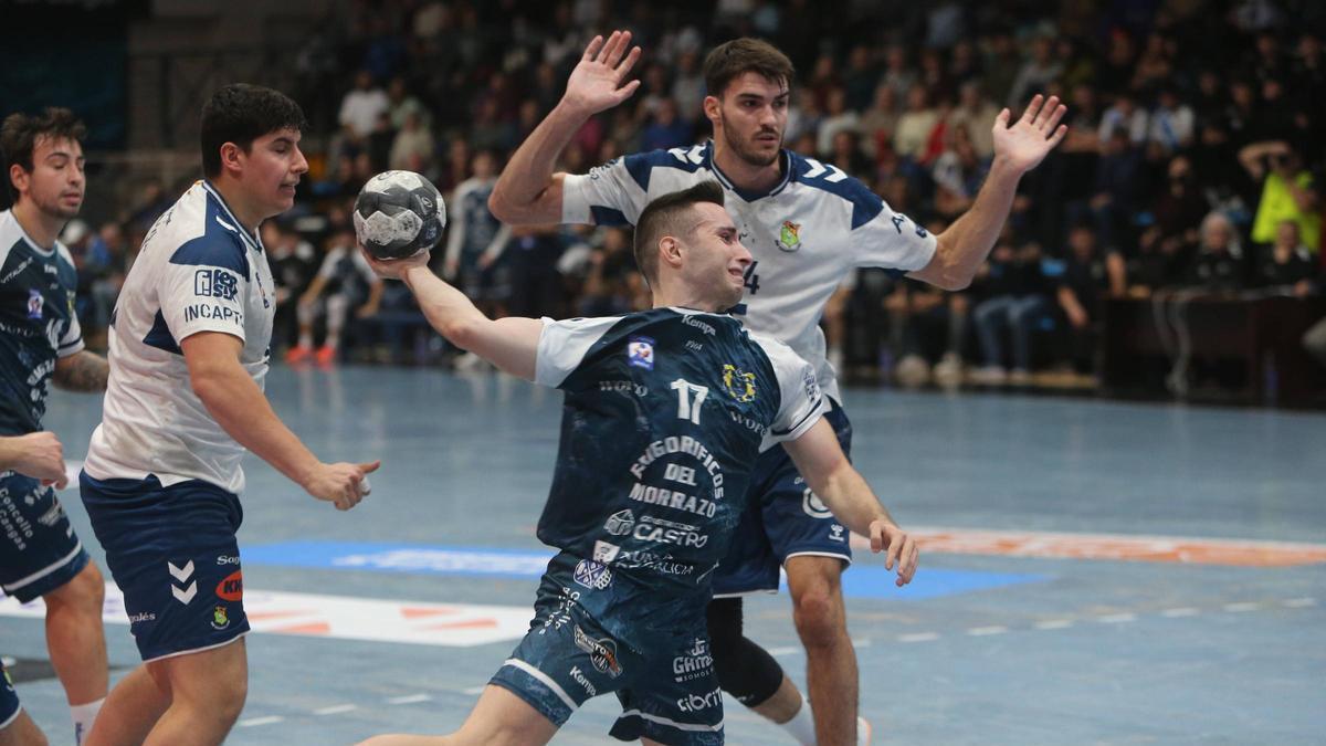 Manu Pérez intenta el lanzamiento en el duelo Frigoríficos-Granollers de la pasada temporada en O Gatañal.
