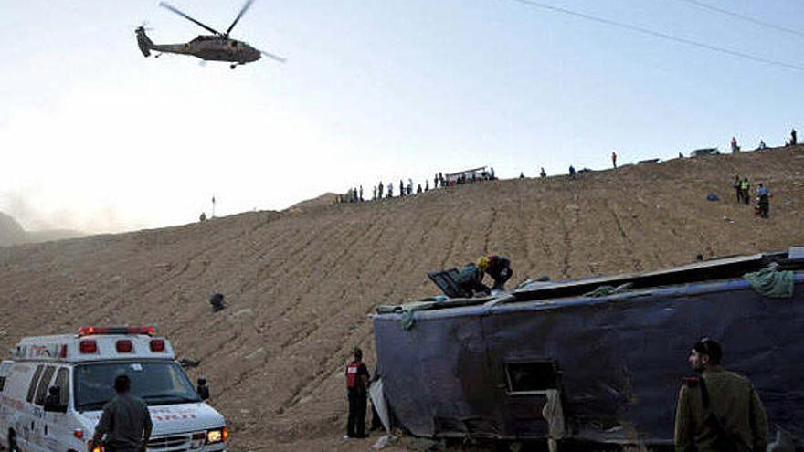 Un helicóptero del ejército israelí despega con varios turistas rusos heridos al borde de una colina por la que cayó el autobús en el que viajaban hoy martes 16 de diciembre de 2008 cerca de Eilat, Israel. Al menos veinticinco turistas rusos murieron y otros quince se encuentran gravemente heridos al volcar hoy un autobús cerca de la ciudad de Eilat, en el sur de Israel, informaron medios locales.El accidente se produjo a tres kilómetros al norte de Eilat, cuando el autobús, en el que viajaban alrededor de sesenta personas y propiedad de una empresa privada, se precipitó por causas desconocidas en el lecho seco de un río.