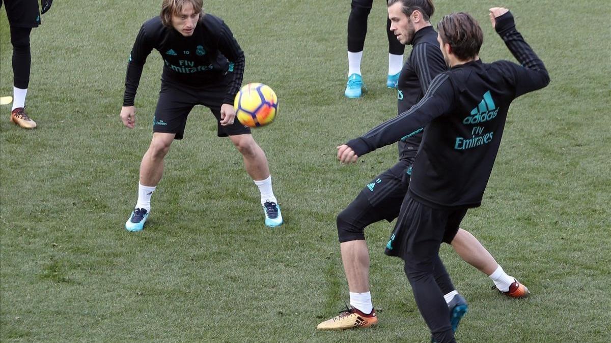 Modric, Bale y Kovacic, durante el entrenamiebnto de este viernes en Valdebebas