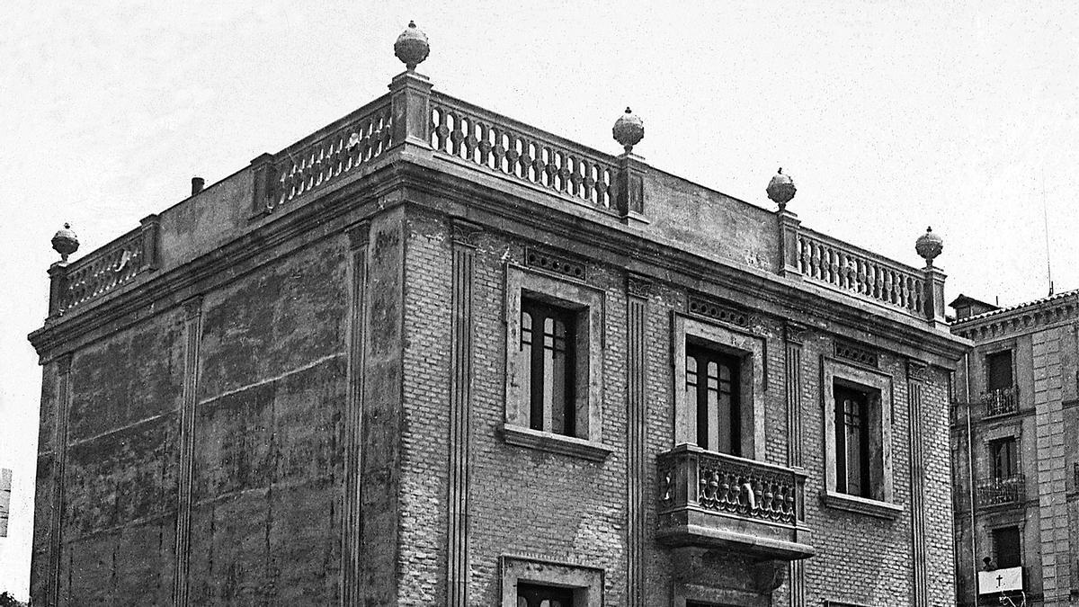 Calle de Royo en una imágen inédita de un marcial posado ante el inmueble del número 7 de esta calle ocupado por Villa María del Carmen en 1913