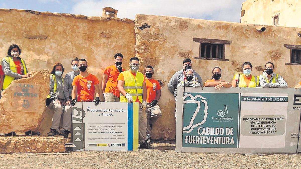 Futuros maestros en colocar muros de piedra natural.