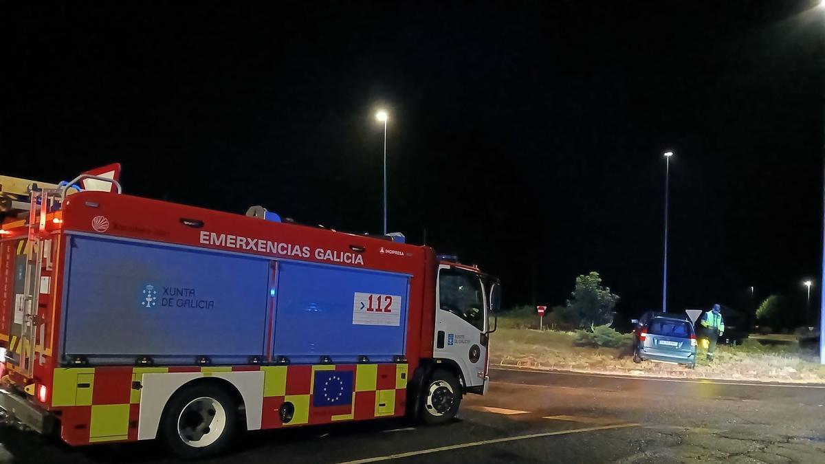 Los efectivos de emergencias en el lugar del accidente, en Botos
