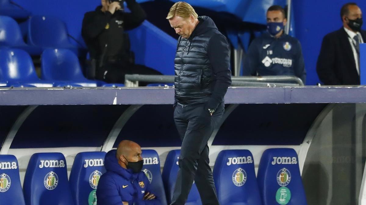 Koeman, con gesto de preocupación, durante el Getafe-Barça en el Coliseum Alfonso Pérez.