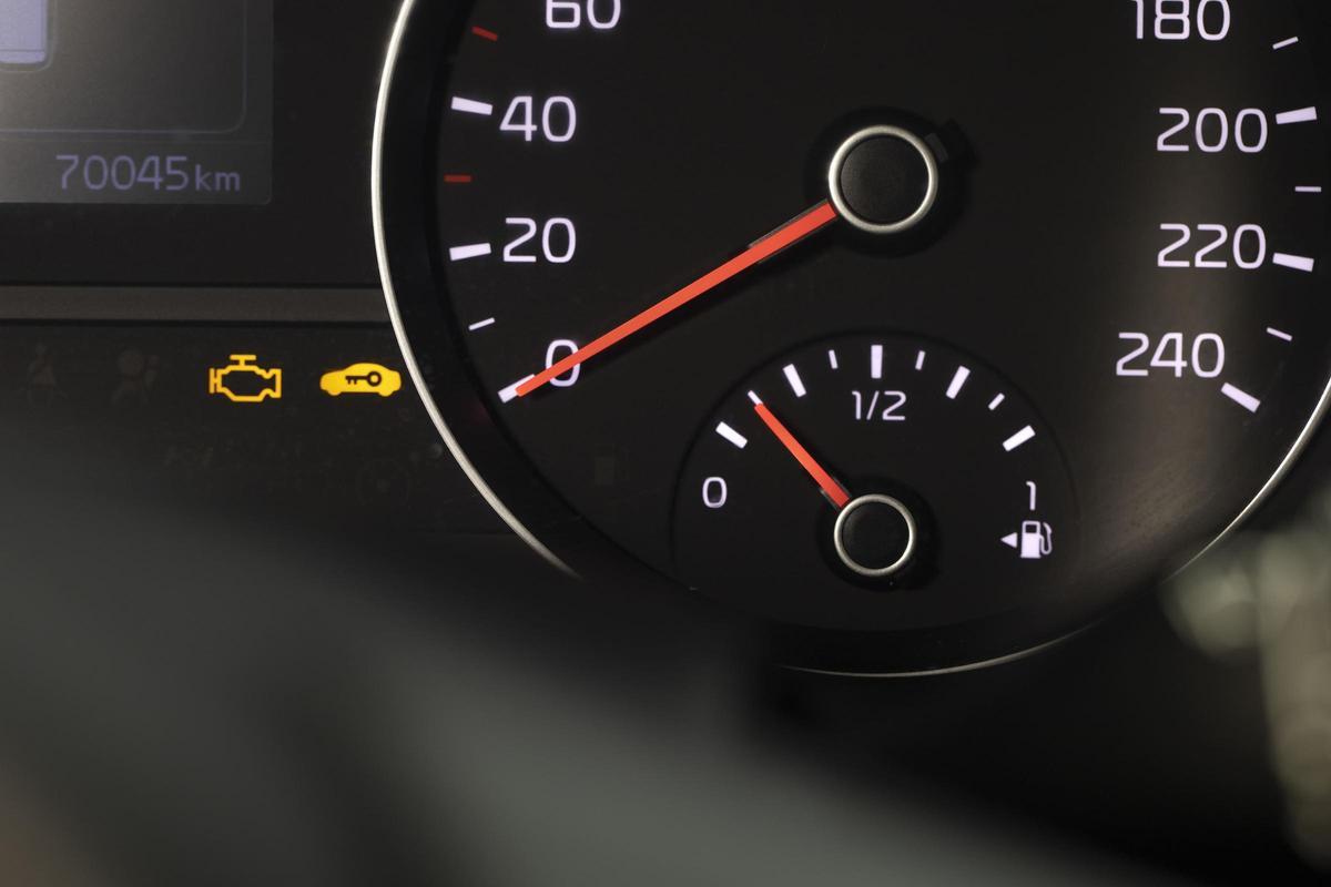 El triángulo al lado del surtidor de combustible te señala el lado de la tapa