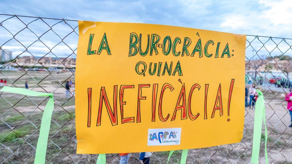 Una protesta de la comunidad educativa en los terrenos que ocuparán el colegio La Almadraba