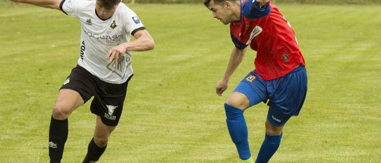 Davo encara a un jugador del Condal en el duelo celebrado en el Alejandro Ortea.