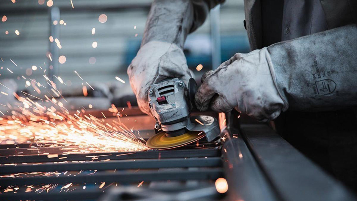 Una  persona trabajando en la industria