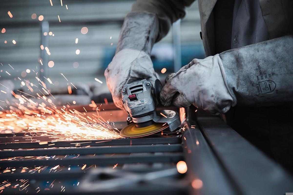 Una persona trabajando en la industria.