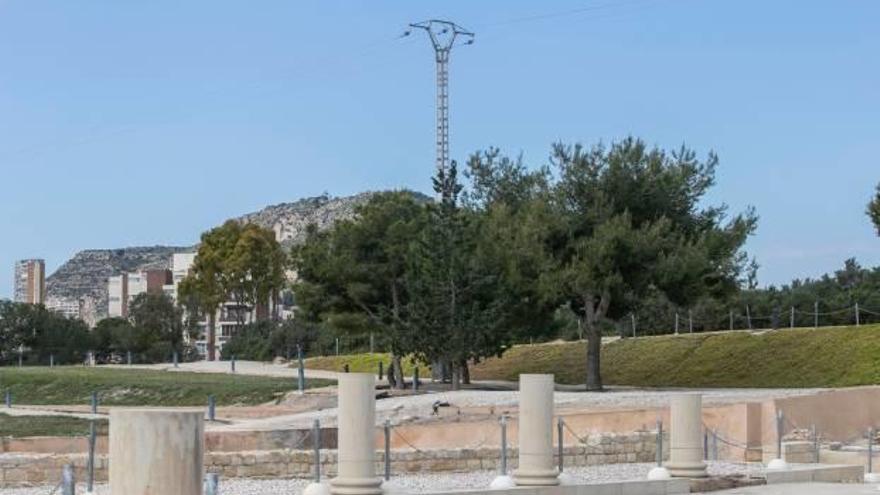 Una de las torres de media tensión se encuentra justo al lado del Foro, que es la parte central y más importante del yacimiento.