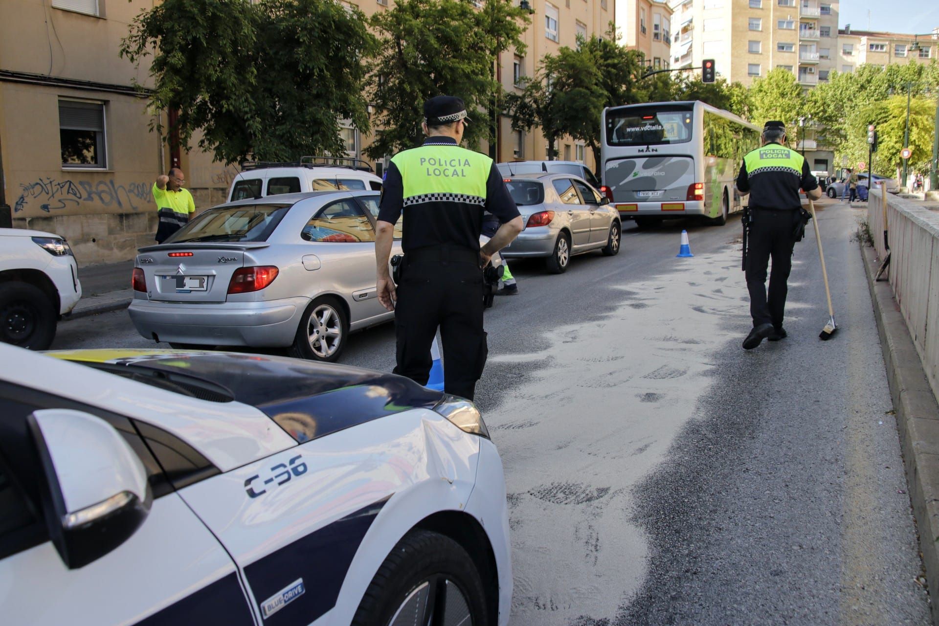 Un camión deja un vertido de aceite que obliga a cortar varias calles en Alcoy