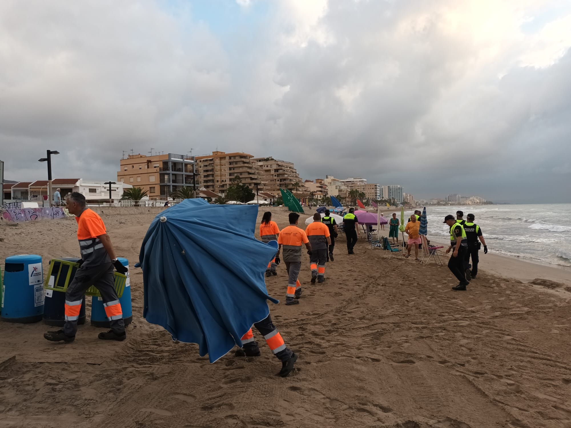 La recogida de enseres en la playa de Orpesa tras el incumplimiento de la ordenanza municipal al reservar los sitios en la primera línea.