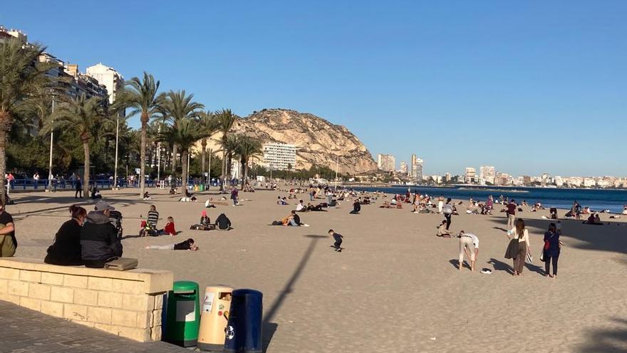 Playa del Postiguet de Alicante a primera hora de la tarde de ayer lunes