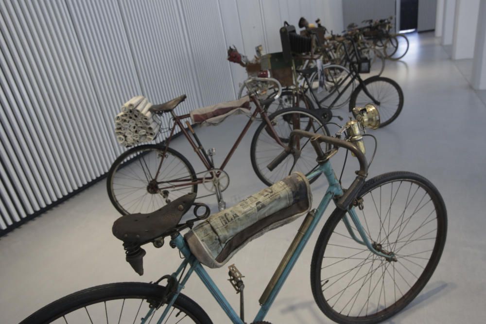 Exposición de bicicletas en la antigua estación de