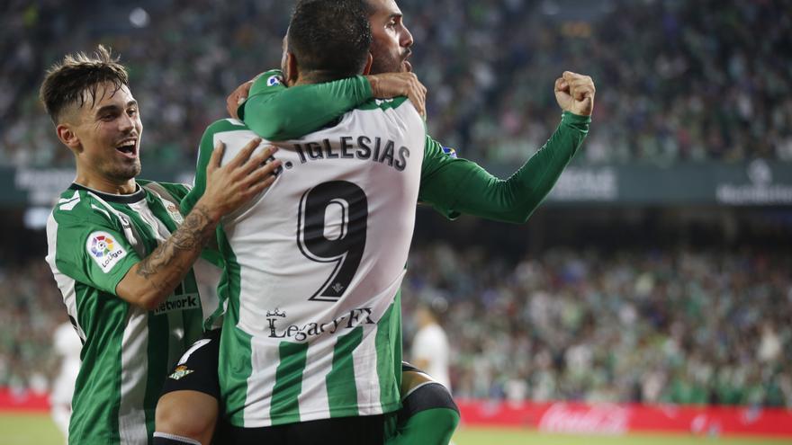 El Betis se divierte ante un Elche en inferioridad