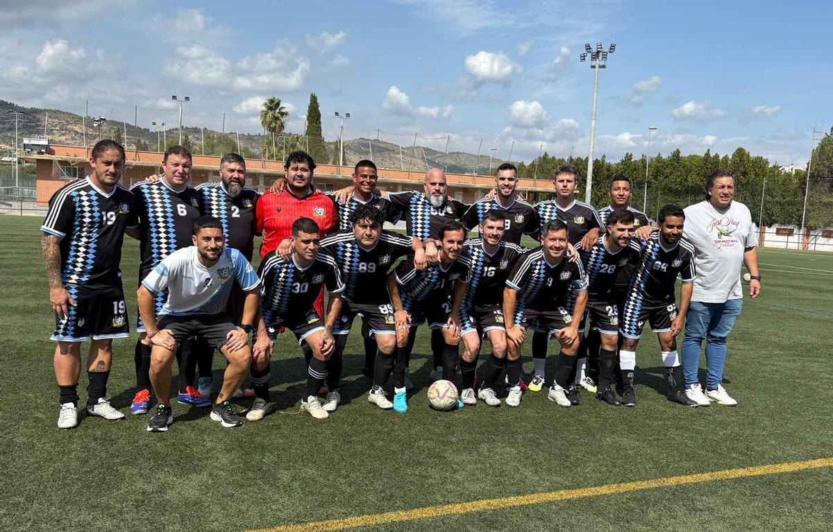 Imagen del equipo Maradona CF: De pie: Rodrigo Barbi, Alejandro Zacagnino, Gastón Barutta, Rodrigo Maldonado, Stiven Vargas, Pablo Monteiro, Leandro Raggio, Daniel Desparte y Cristian Márquez. Agachados: Román Manibardo, Alan Almirón, Gabriel Burgos, Antonio Iturraspe, Marcelo Goñi, Enrique Cabrera, Juan Manuel Hernández, Yassine Charef y Sergio Serra.