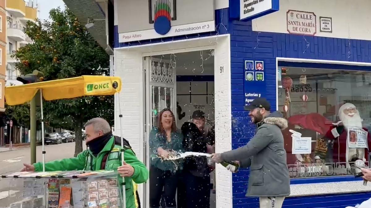 Los gerentes de la administración de Alfaro descorchando el cava por el reparto del premio