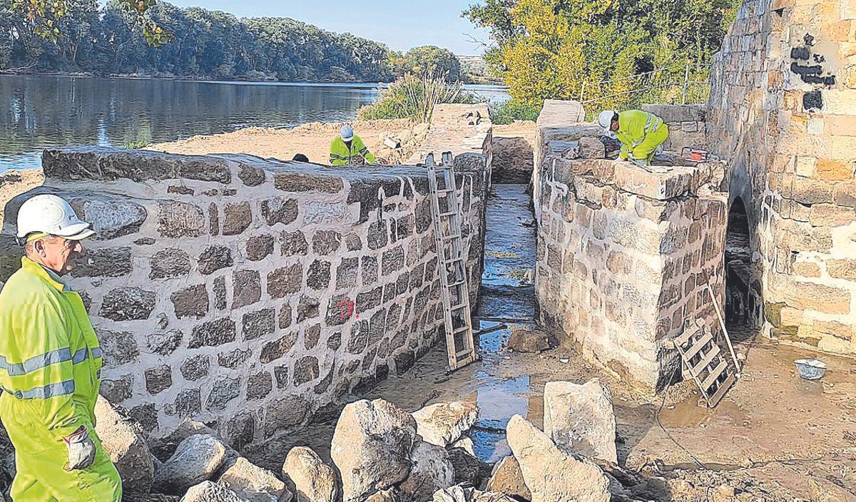Trabajos de recuperación de una de las pesqueras de la Aceñas de Gijón.