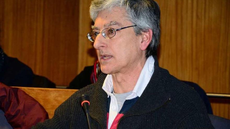 El concejal de Urbanismo e Facenda de Cangas, Mariano Abalo, en una intervención plenaria. // G.Núñez