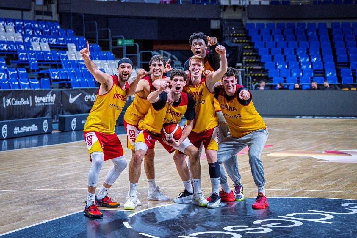 Varios jugadores de España tras el entreno de España en el Santiago Martín