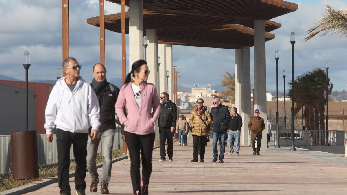 Ambiente del paseo marítimo de Port de Sagunt.