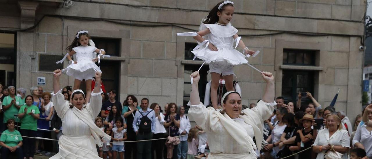 Las nuevas “penlas” y las “burras”, ayer, durante la actuación en la Praza do Concello.  // RICARDO GROBAS