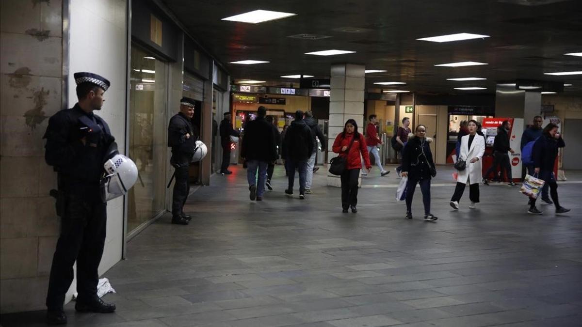 Despliegue policial contra el 'top manta' en la estación de plaza de Catalunya