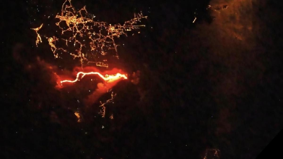 Imágenes nocturnas del volcán de La Palma desde la Estación Espacial Internacional.
